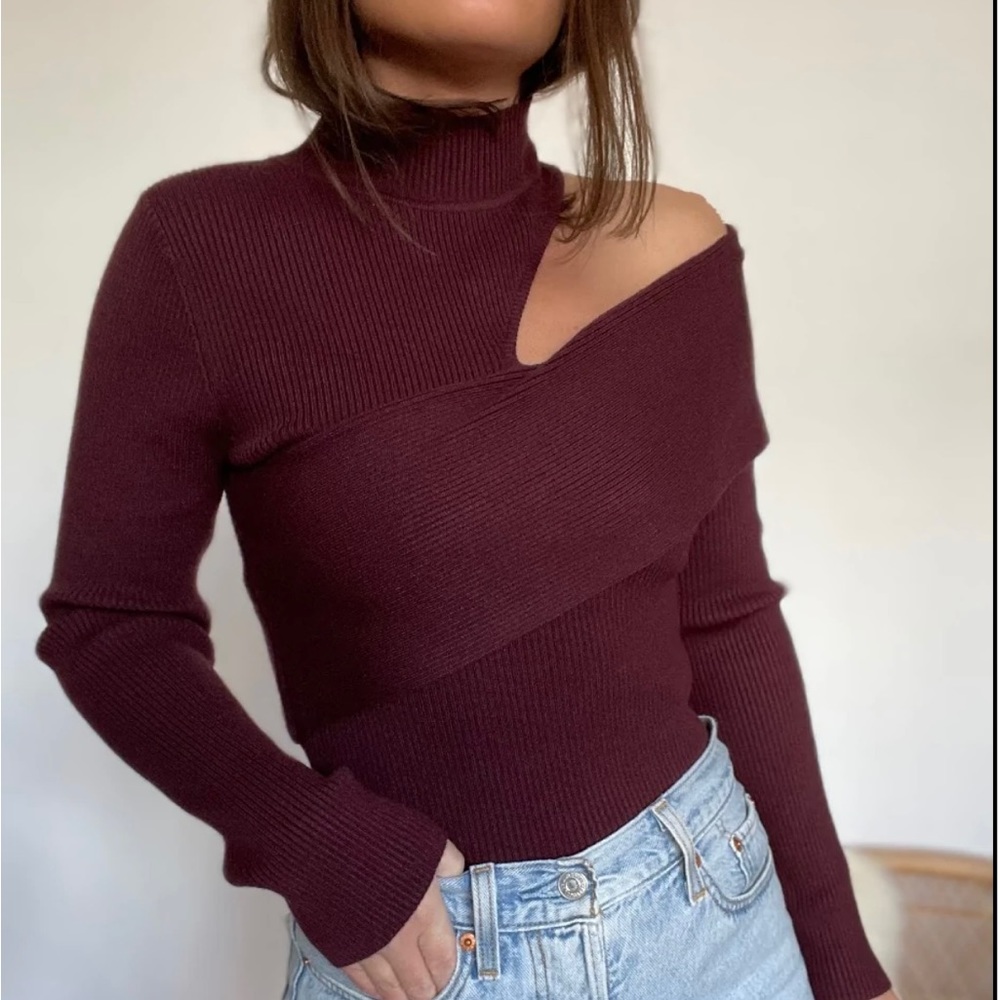 HP!! 🎉NWT Cut out mock neck sweater